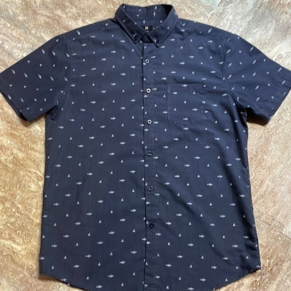 Visive men’s button-down short sleeve shirt. Size L. Blue/shark print.